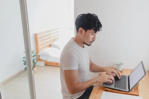 Serious man is working with his document in the apartment. Foto stock