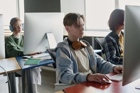 Serious Teenagers Using Computers In Class 스톡 사진