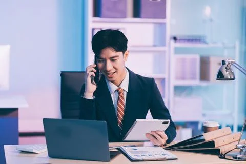Serious trader using mobile phone app on smartphone for checking stock trad.. Foto stock