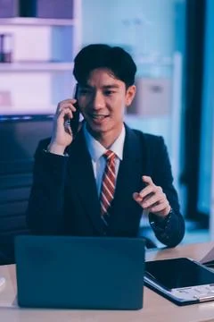 Serious trader using mobile phone app on smartphone for checking stock trad.. Foto stock