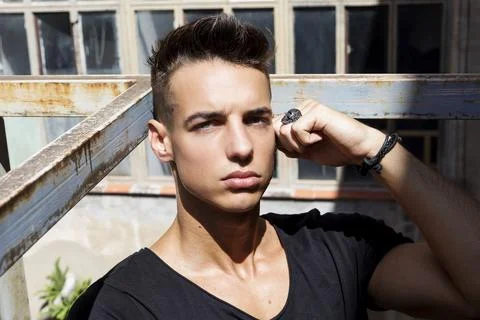 Serious young man posing in sunlight outdoors Foto stock