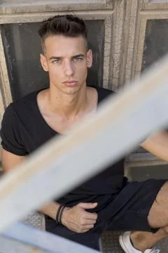 Serious young man posing in sunlight outdoors Foto stock