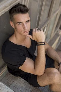 Serious young man posing in sunlight outdoors Foto stock