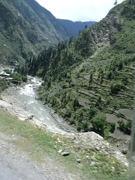 The Serpentine River Through Kaghan Valley's Terraced Hills Foto stock