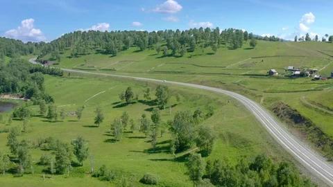 Serpentine road in a mountain area. Vidéo 111277847