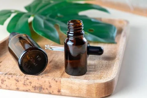 Serum, ätherische Öle oder flüssiges Kollagen in braunen Glasflaschen mit  Stock Photos