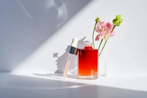 Serum with a dropper with spring flowers. Foto stock