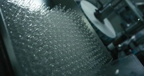 Serum Tubes distributed by Conveyor machines in pharmaceutical factories Vídeo Stock 273570793