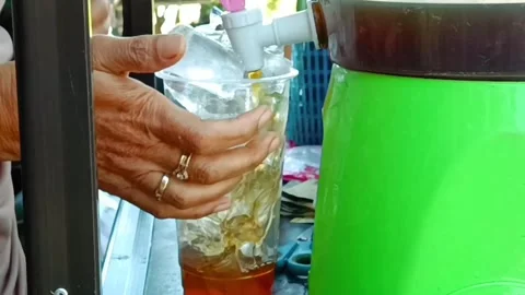 Serve ice tea 動画素材 240104154