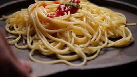Serve spaghetti with tomato sauce Vídeo Stock 133175973