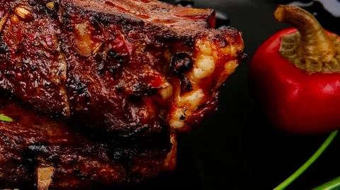 Served beef meat on dark plate Vídeos de archivo 42854879