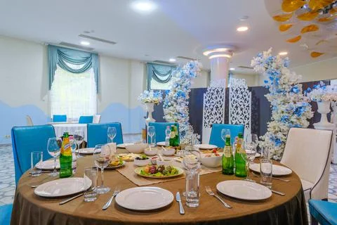 Served dinner table in a restaurant. Restaurant interior Stockfoto's