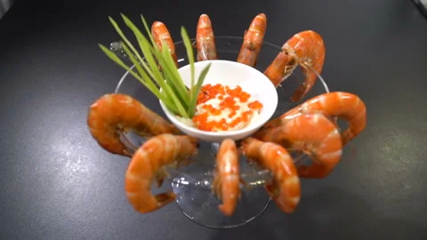 Served dish boiled shrimp. Slow motion Vídeo Stock 101312278