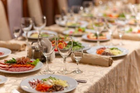 Served festive table with snacks, glasses, glasses, cutlery and napkins for a Фото