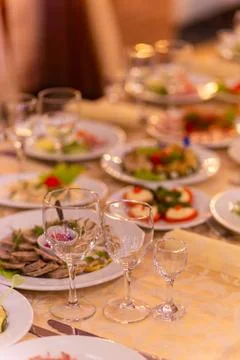Served festive table with snacks, glasses, glasses, cutlery and napkins for.. Stockfoto's