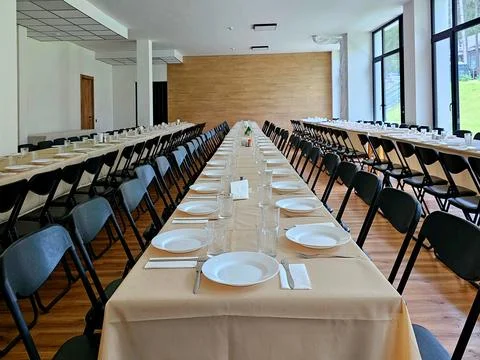 Served long table in a large dining room. Cutlery on the table. Wedding tab.. Foto stock