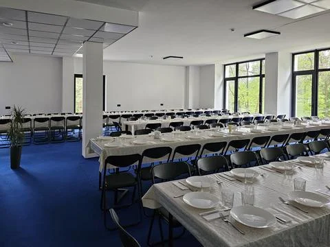 Served long table in a large dining room. Cutlery on the table. Wedding tab.. Foto stock