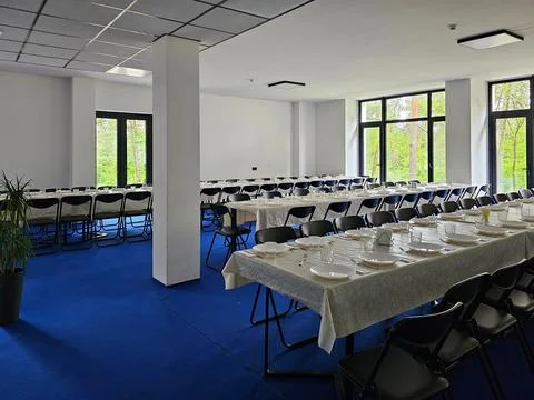 Served long table in a large dining room. Cutlery on the table. Wedding tab.. Foto stock