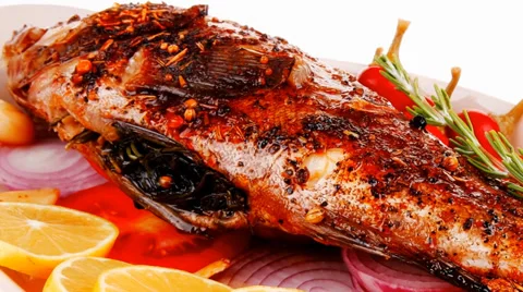 Served main course on white: whole fried seabass Vídeos de archivo 33965387