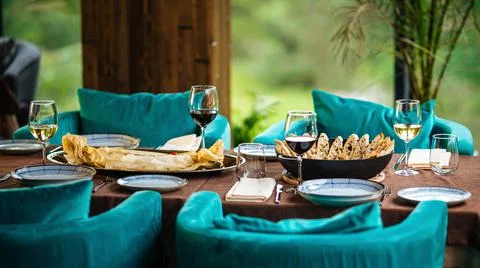 Served restaurant table with drinks and food Foto stock