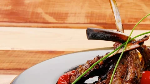 Served ribs over wooden table Vídeos de archivo 53283448