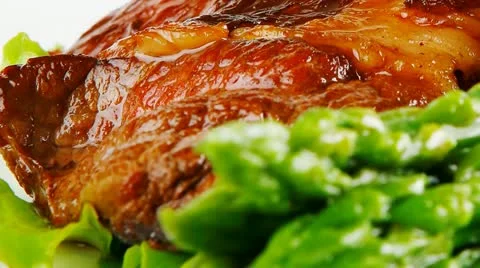 Served roasted beef meat with asparagus on white dish Vídeos de archivo 21365259