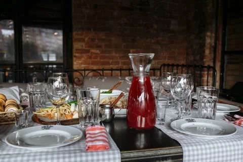 Served table at cafe Foto stock