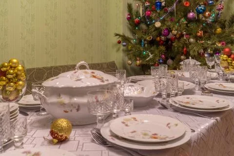 Served table with festive tableware near beautiful decorated Christmas tree i Foto stock