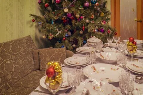 Served table with festive tableware near beautiful decorated Christmas tree i Foto stock