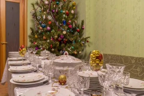Served table with festive tableware near beautiful decorated Christmas tree i Foto stock