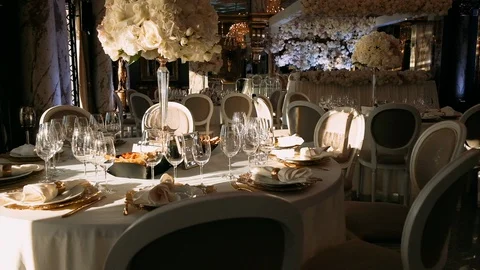 Served Table For Guests At The Wedding. Vídeos de archivo 112735153