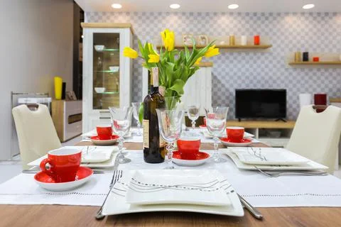 Served table in home interior 库存照片