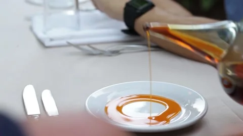 Server drizzles sauce onto plate restaurant table Cabo Vídeos de archivo 40769996