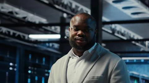 Server farm admin overseeing supercomputers Foto stock