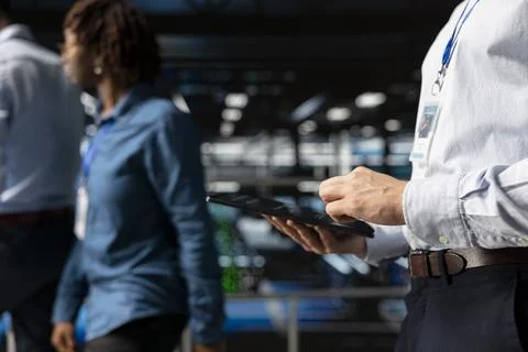 Server farm data scientist using tablet to review AI LLM visualization Foto stock