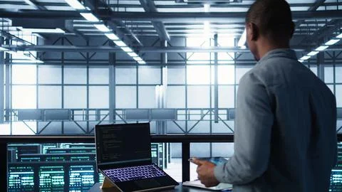 Server farm employee using artificial intelligence tech on devices Foto stock