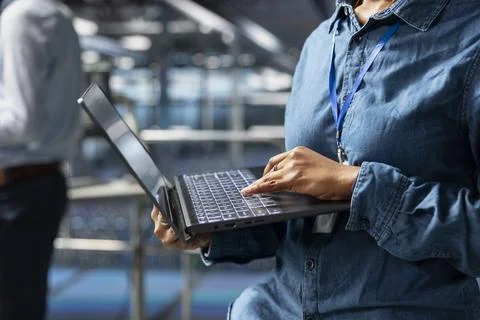 Server farm engineer managing storage arrays supporting machine learning Foto stock