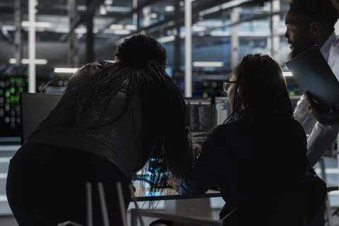 Server farm engineering team implementing and managing data backup solutions Foto stock