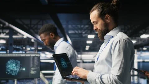 Server farm IT expert managing storage arrays supporting machine learning Foto stock