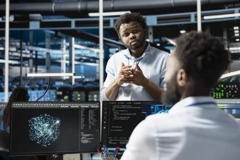 Server farm manager supervising engineer looking at data analysis graph Foto stock