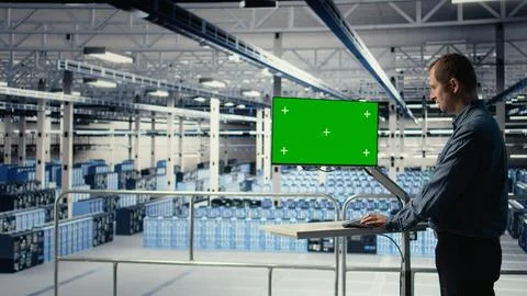 Server farm programmer using green screen computer to scan hardware rigs 스톡 사진