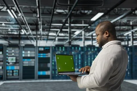 Server farm system administrator using mockup laptop to repair equipment Foto stock