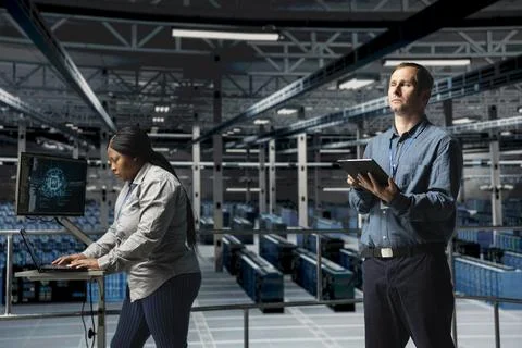 Server farm team of technicians using devices to do infrastructure AI Foto stock