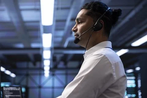 Server farm worker carrying out operational technical interventions for clients 스톡 사진