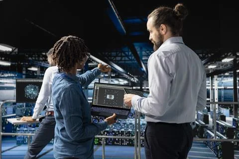 Server hub colleagues managing work by reviewing neural network code Foto stock