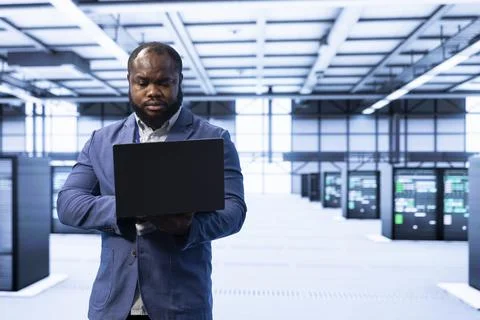 Server hub employee troubleshooting errors Foto stock
