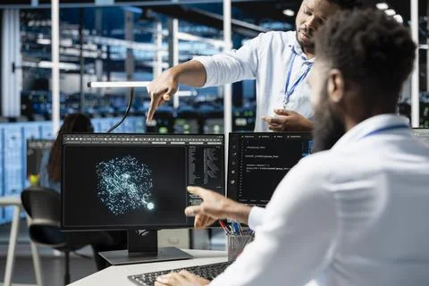 Server hub manager supervising engineer using AI algorithms Foto stock
