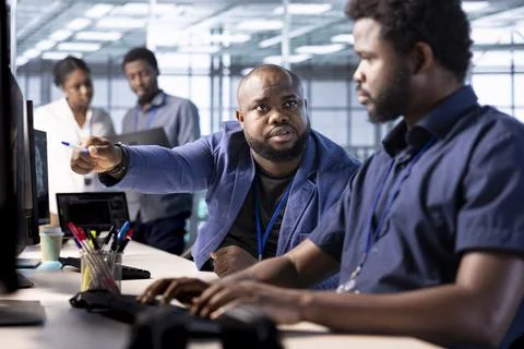 Server hub supervisor scolding worker unable to properly optimize code 库存照片