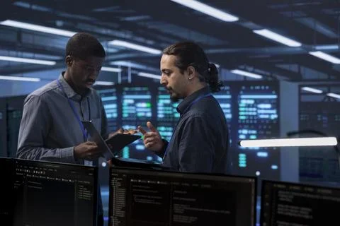 Server hub workers fixing insufficient memory errors Foto stock