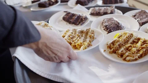 Server picking up a plate of cake Vídeo Stock 102008065